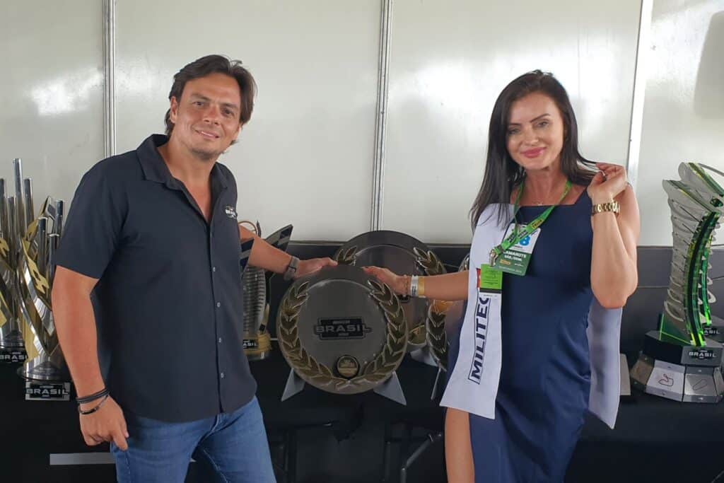 Thiago Marques, organizador da NASCAR Brasil, posa com promoter da MILITEC Brasil ao lado dos troféus. Foto: Renyere Trovão