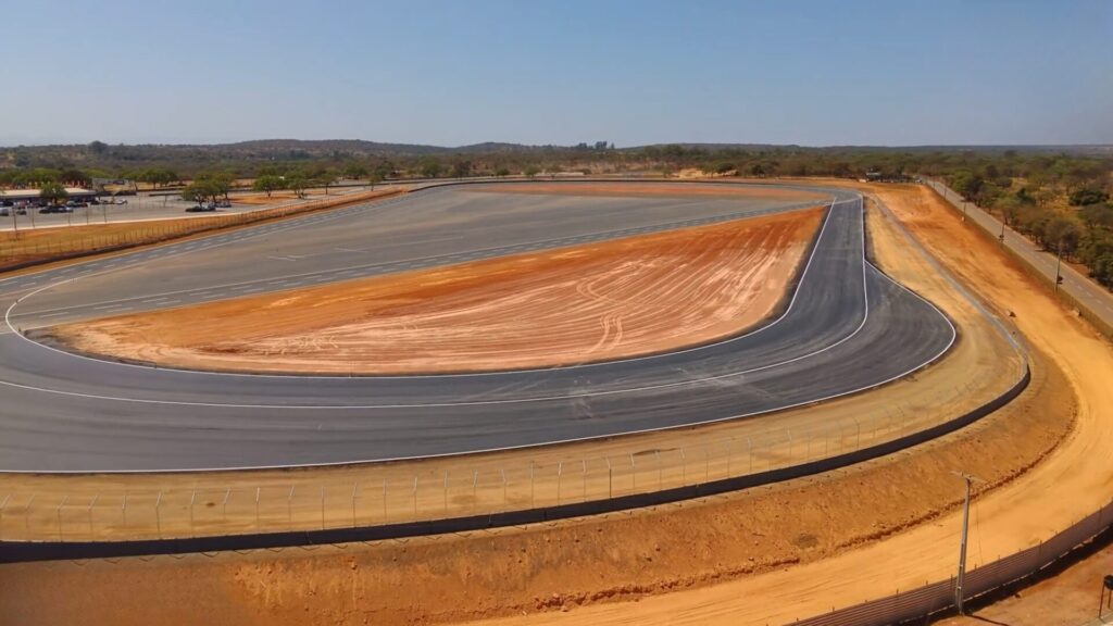 O asfalto novo da pista oval de Curvelo será um desafio para os pilotos da NASCAR Brasil. Reprodução/YouTube/@marconesouza8172