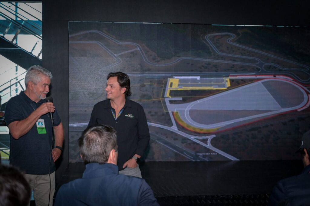Marco Túlio, diretor do autódromo de Curvelo (esq.), e Thiago Marques, organizador da NASCAR Brasil, durante o anúncio do inédito circuito oval. Foto: SIGComunicação