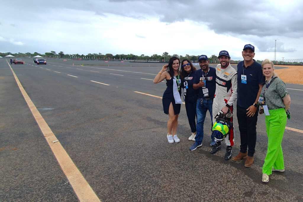 Convidados da Triunfo, distribuidora MILITEC 1 em Minas Gerais, ao lado do piloto Alex Seid na ação da volta rápida na pista oval. Foto: Renyere Trovão