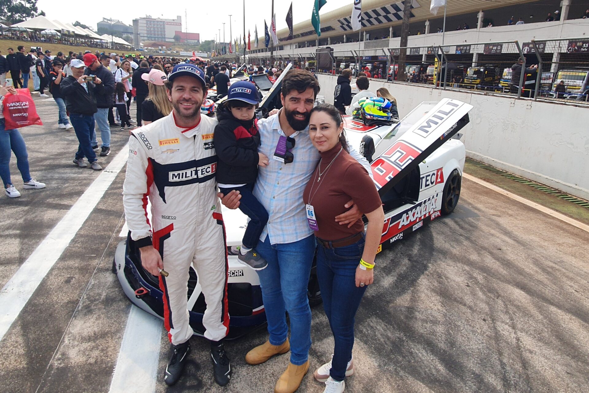 A família de Leandro Vieira, dono da Auto Mecânica Master, em Assis Chateaubriand, faz um registro ao lado do piloto MILITEC 1, Alex Seid.