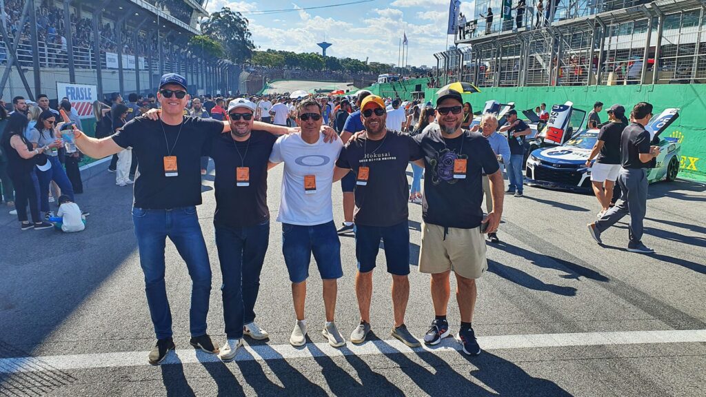 Eduardo Ronzoni (1º à esq.), da Motortech (SC), e os seus convidados durante o Grid Walk antes da largada da NASCAR Brasil. Foto: Renyere Trovão