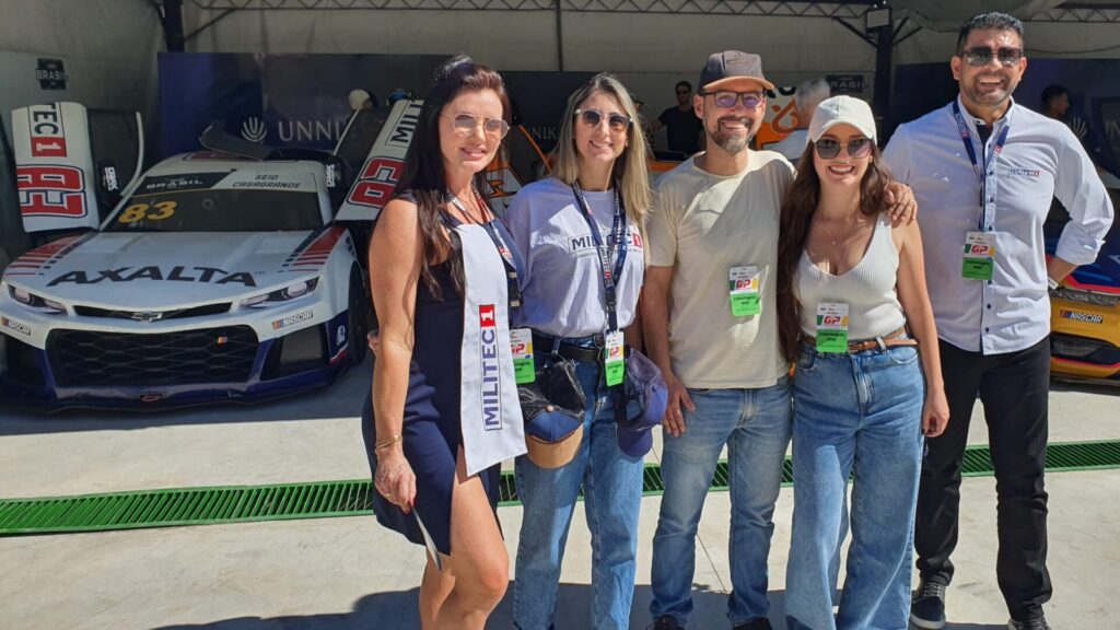 O lojista Jonathan Albuquerque (de boné) e a distribuidora Triunfo, Jéssica Januzi (a 2ª da esq. p/ dir.), nos boxes com representantes MILITEC Brasil. Foto: Renyere Trovão