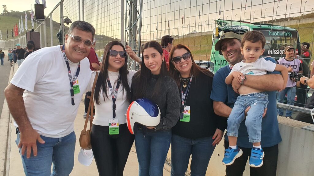Luciano Costa (com a criança no colo) levou a família e amigos ao autódromo de Potenza. A filha Carol (capacete) fez a volta rápida. Foto: Renyere Trovão
