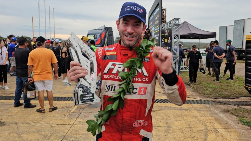 Vitor Genz exibe o troféu da vitória na etapa de abertura em Campo Grande (MS). Foto: Renyere Trovão