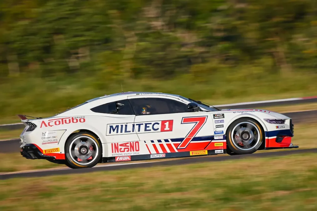 Ford Mustang #7 de Júlio Campos e Alex Seid, da equipe MX Vogel, na NASCAR Brasil 2025
