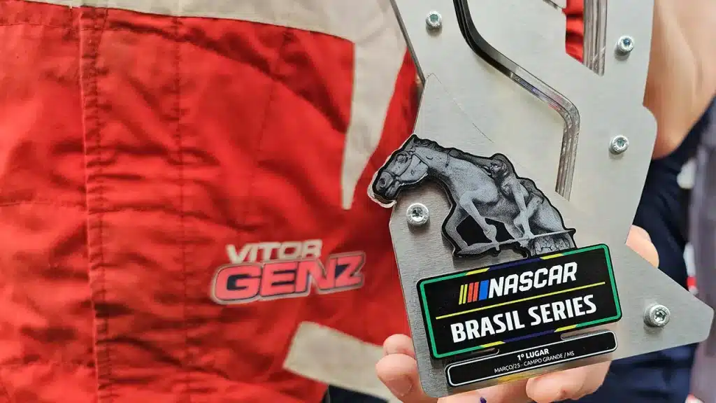 Vitor Genz comemora com o troféu da primeira vitória da NASCAR Brasil 2025 em Campo Grande