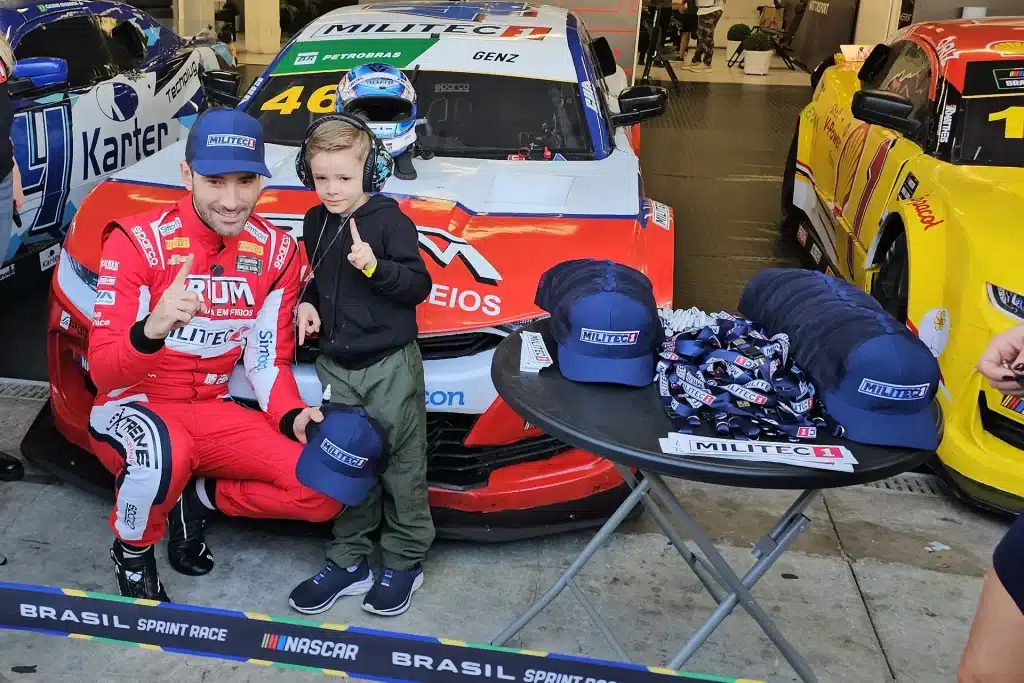 Vitor Genz com fã mirim nos boxes da NASCAR Brasil Interlagos 2025
