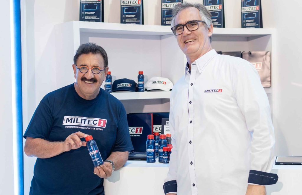 Apresentador Ratinho, novo garoto propaganda do Militec 1, ao lado de José Luiz Franceschi Neto da Militec Brasil no estande do Salão do Automóvel 2025